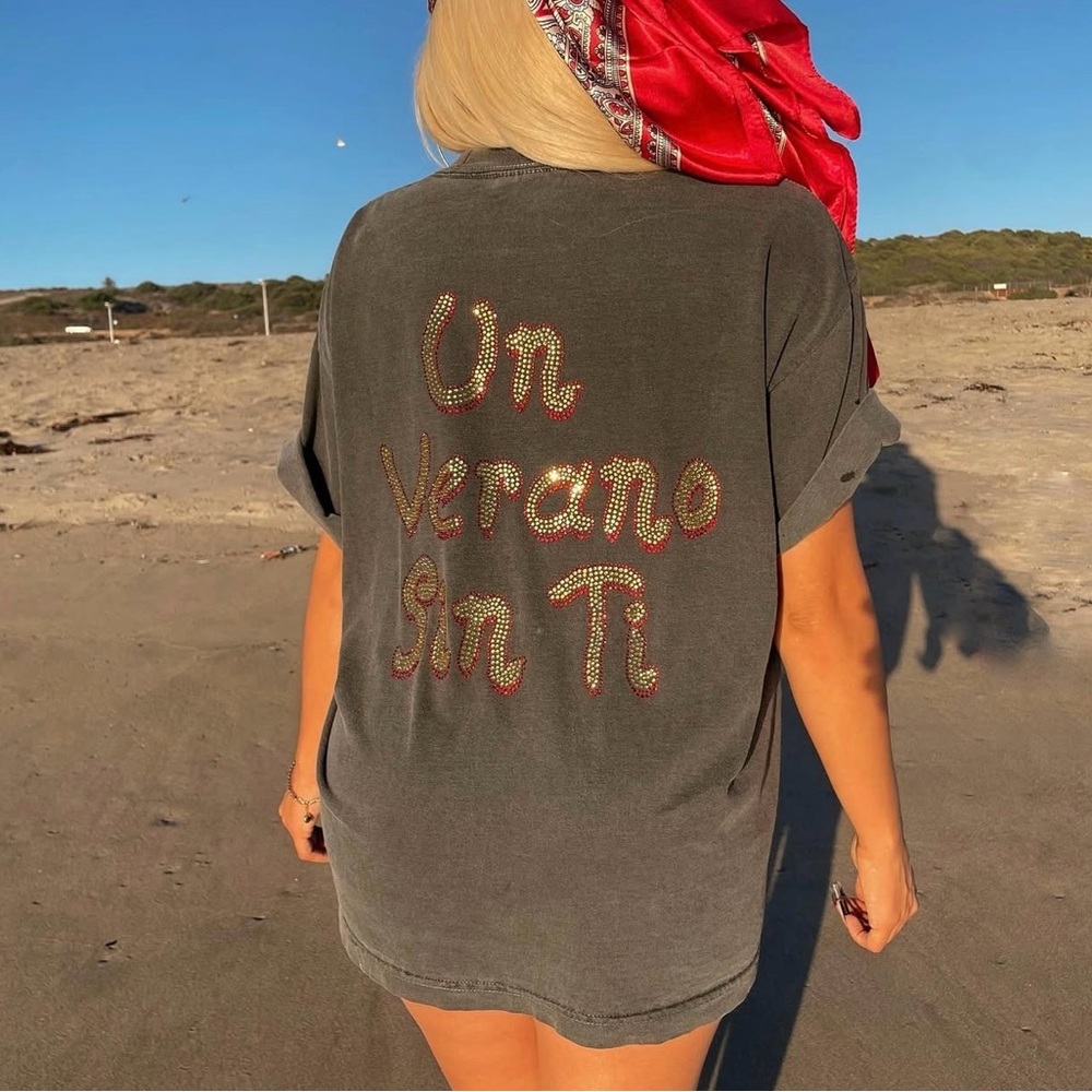 Embellished Gray Graphic Tee - Un Verano Sin Ti